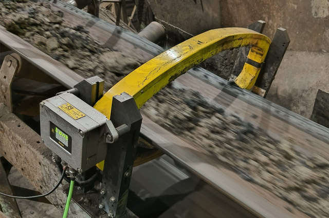 Coal metal detector